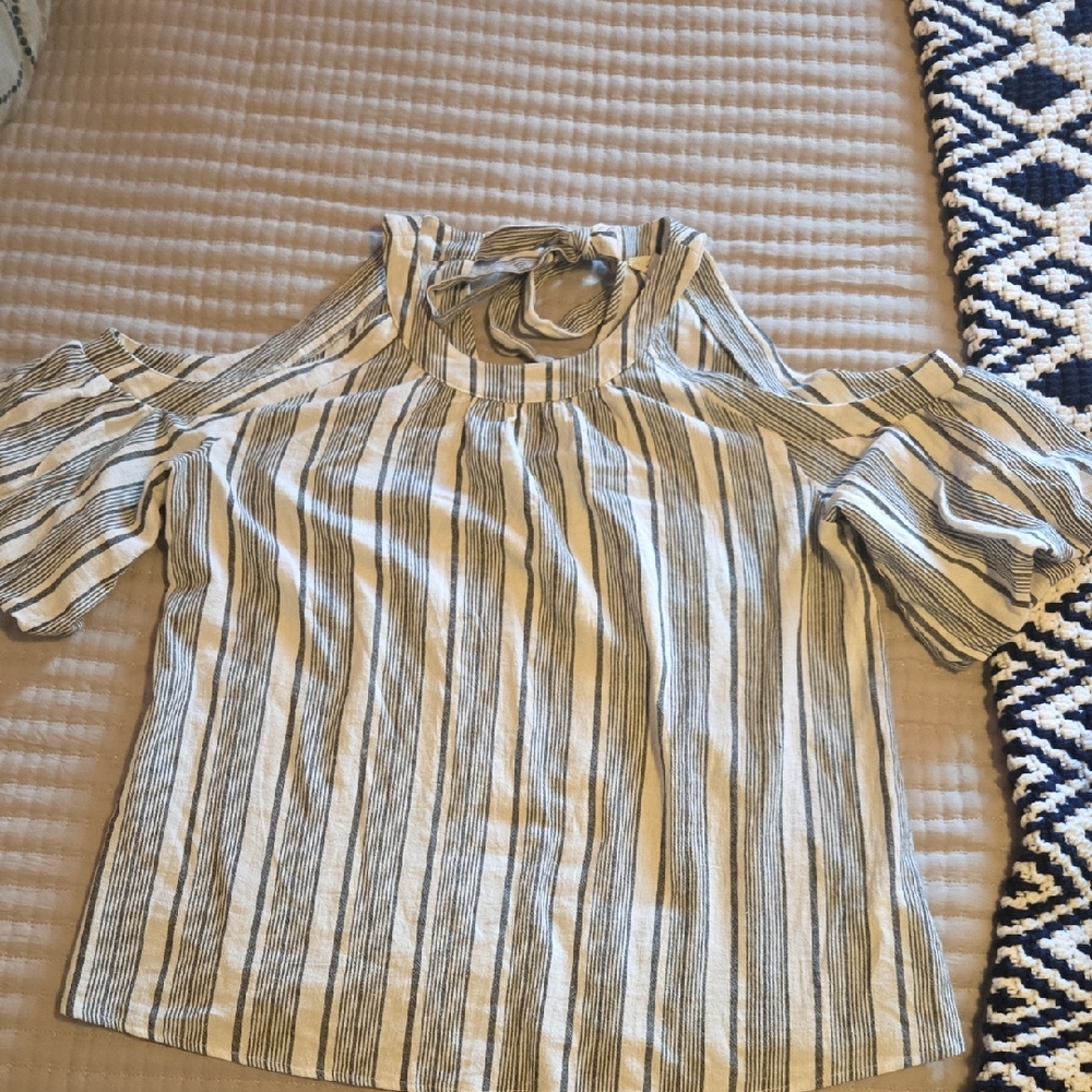 Entro Cream Cut Out Short Sleeve Blouse